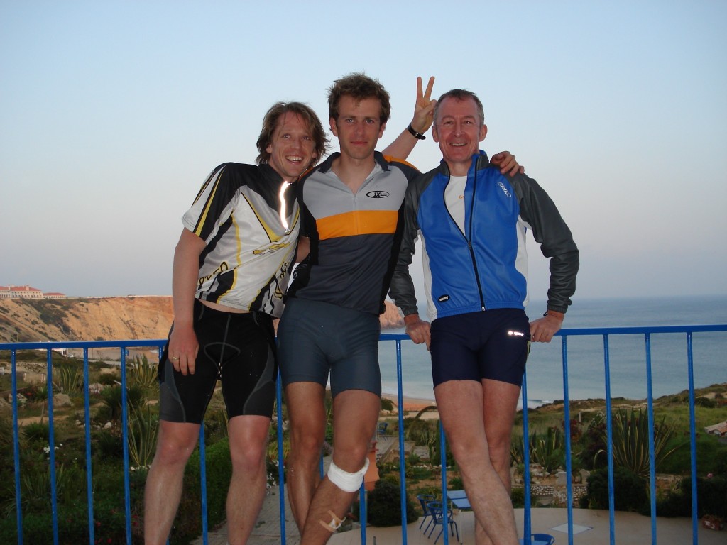 Hans, Michael en ik op het terras van onze kamer in Sagres met zicht op de Atlantische Oceaan.